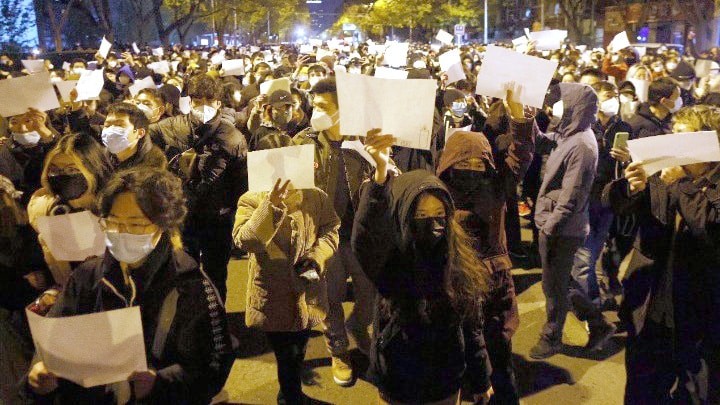 Στιγμιότυπο από την διαδήλωση στην Κίνα - Αυστηρά μέτρα Covid