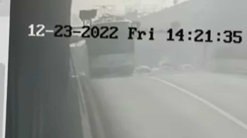 Ανατριχιαστικό βίντεο από την τραγωδία στο Βουκουρέστι: Η στιγμή που το λεωφορείο συγκρούεται με την προστατευτική αψίδα