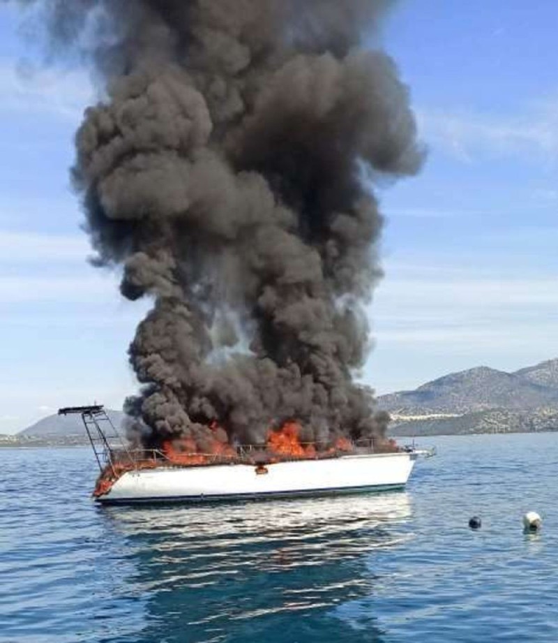 Φωτιά σε θαλαμηγό ανοιχτά της Νικιάνας στη Λευκάδα