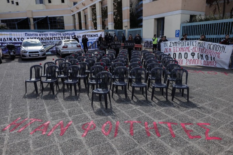 Τραγωδία στα Τέμπη: 57 άδειες μαύρες καρέκλες έξω από το υπουργείο Μεταφορών για τα αδικοχαμένα θύματα (photos)