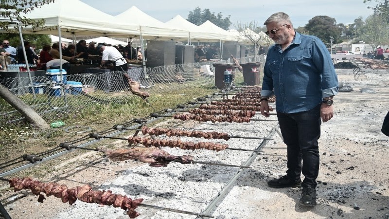 «Άναψε» τις σούβλες ο Γιώργος Πατούλης: Τρικούβερτο πασχαλιάτικο γλέντι πριν τις εκλογές (φωτο)