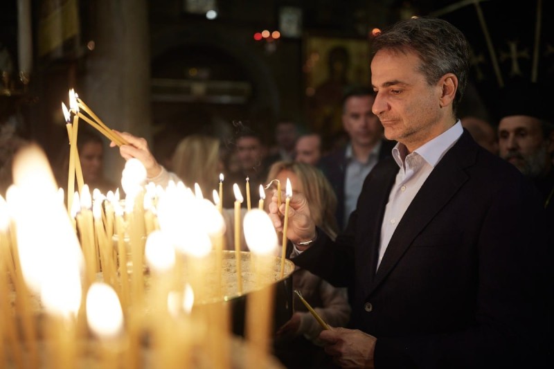 Στην Τήνο ο Κυριάκος Μητσοτάκης με τη σύζυγό του Μαρέβα - Παρακολούθησαν μαζί την Ακολουθία για τον Επιτάφιο (photos)