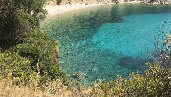 Εισιτήριο 3 ευρώ, φαγητό με 10 ευρώ: Το ελληνικό νησί-ησυχαστήριο που επιλέγουν όσοι προτιμούν φθηνές κι ανέμελες διακοπές