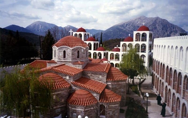 Η καμπάνα του ακούγεται στα 100 χιλιόμετρα: Η εντυπωσιακή εκκλησία της Φωκίδας με το μεγαλύτερο καμπαναριό της Ελλάδας