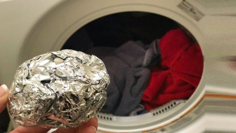 Ρούχα «αλφαδιά»: Η απίστευτη χρήση του αλουμινόχαρτου στο πλυντήριο που θα σας σώσει
