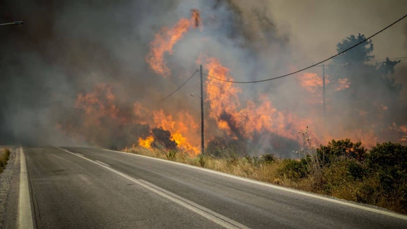 Πύρινα μέτωπα: Μεγάλη αναζωπύρωση στο Πλατανιστό στην Κάρυστο - Μάχη με τις φλόγες σε Ρόδο και Κέρκυρα