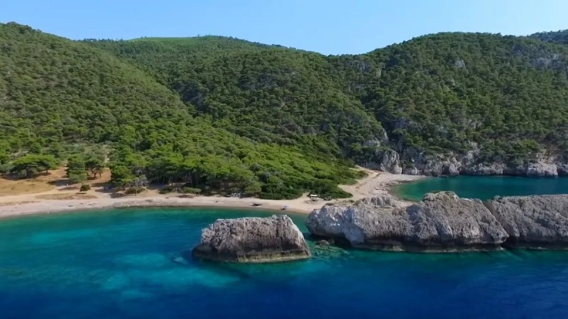 Παραλία Μυλοκοπή: Ένα εκπληκτικό σκηνικό για μονοήμερη εκδρομή - Οι δύο εξωτικές παραλίες στον Κορινθιακό μόλις 1,5 ώρα από την Αθήνα (Video)