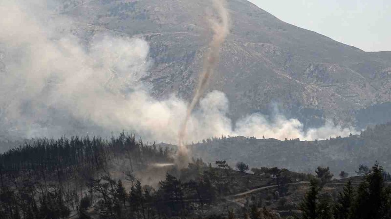 Φωτιά στη Ρόδο: Εκκένωση σε 4 χωριά ζήτησε το 112 - Ξεφεύγει το μέτωπο (video)