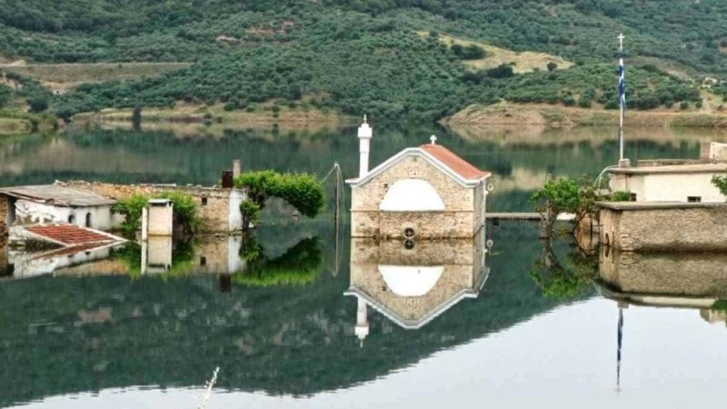 Η «Ατλαντίδα της Ελλάδας»: Το χωριό που βυθίζεται και είναι μισό μέσα και μισό έξω από λίμνη (Video)