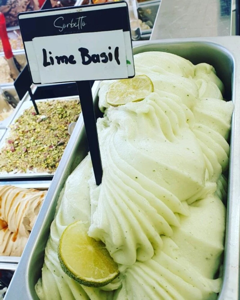 Το καλύτερο παγωτό σ' όλο τον Πειραιά - Η gelateria στο Μικρολίμανο που θα σου μείνει αξέχαστη - Από τον Τάσο Δούση
