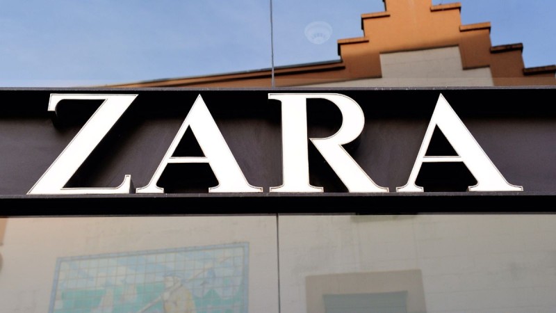 «Βόμβα» από τα ZARA: Το μαύρο φόρεμα με 9,99 ευρώ που έχει γίνει ανάρπαστο