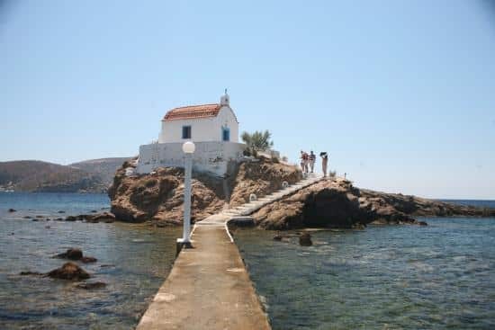 Άγιος Ισίδωρος: Το μικρό εκκλησάκι της Λέρου που μοιάζει να αναδύεται από ένα βράχο μέσα στη θάλασσα