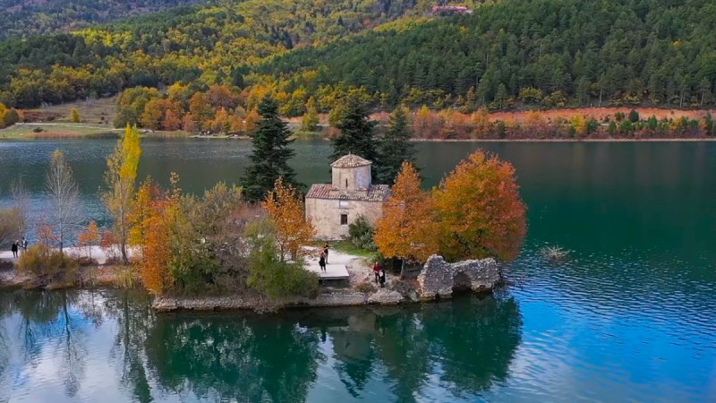 Άγιος Φανούριος: Το γραφικό εκκλησάκι της «Κορινθιακής Ελβετίας» που βρίσκεται χτισμένο πάνω σε λίμνη - Travel - Athens magazine