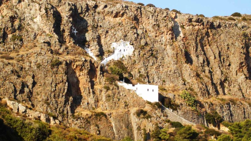 Μοναστήρι Αγίου Ιωάννη: Το εκκλησάκι στα Κύθηρα που είναι σφηνωμένο σε απόκρημνο βράχο