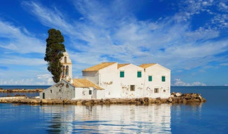 Παναγία των Βλαχερνών: Το γραφικό εκκλησάκι της Κέρκυρας με την πρωτότυπη αρχιτεκτονική και την πλούσια ιστορία - Travel - Athens magazine
