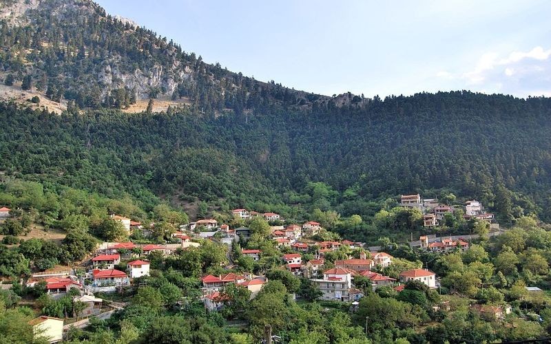 «Φωλιασμένο» στις πλαγιές της Γκιώνας: Το ιστορικό χωριό της Φωκίδας που αποτελεί ένα από τα ορεινά «διαμάντια» της Ελλάδας