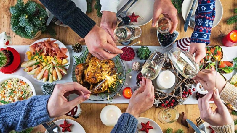 Κάθε πέρσι και καλύτερα: «Τσουχτερό» το χριστουγεννιάτικο τραπέζι – Πόσο κοστίζει η γαλοπούλα, το χοιρινό, το μοσχάρι και το αρνί