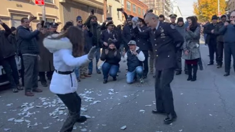 Ξεσάλωσε με Σφακιανάκη Ελληνοαμερικανός αστυνομικός: Βγήκε στη σύνταξη χορεύοντας ζεϊμπέκικο με το «Μα εγώ είμαι Έλληνας» (video)