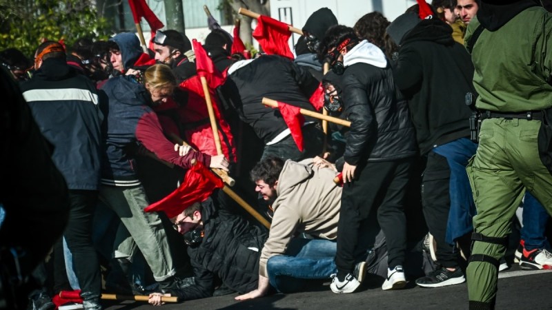 Φοιτητές «πλακώθηκαν» για το ποιος θα είναι πρώτος στο πανεκπαιδευτικό συλλαλητήριο - 8 άτομα στον «Ευαγγελισμό» (photos)