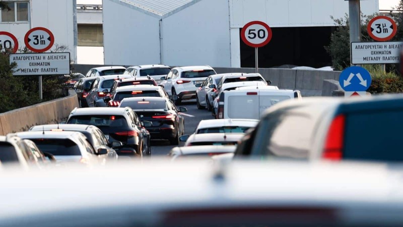 Φωτιά σε όχημα στην Αττική Οδό – Καθυστερήσεις από τον κόμβο Πλακεντίας έως τον κόμβο Κηφισίας