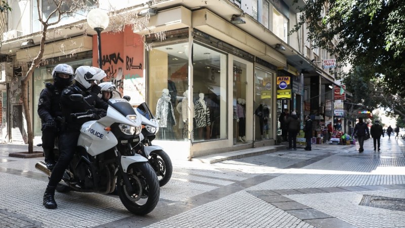 Μείνετε όλοι στη θέση σας: Έκλεψαν 50.000 ευρώ από κοσμηματοπωλείο στην Αθήνα