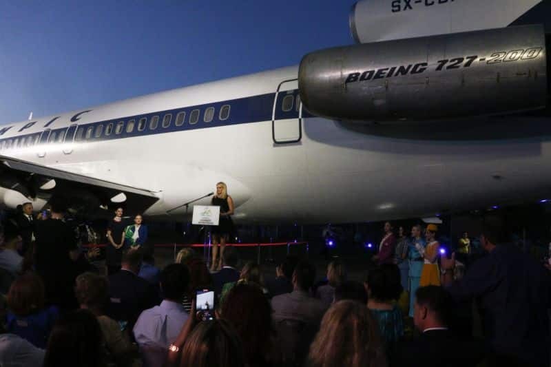Κοσμεί την Βουλιαγμένης το ιστορικό Boeing 727 της Ολυμπιακής που αγόρασε ο Ωνάσης - Υπέροχες φωτογραφίες από τη τελετή