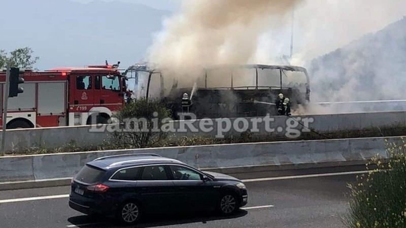 Σοκ στην Στυλίδα: Λεωφορείο πήρε φωτιά - Σημειώθηκαν εκρήξεις (video)