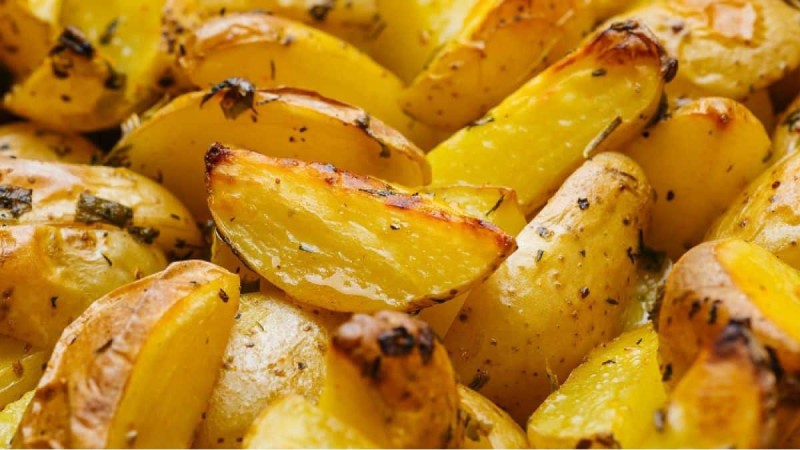 Πατάτες «λουκούμι»: Οι πιο τραγανές πατάτες φούρνου μαγειρεύονται με 3 απλά βήματα