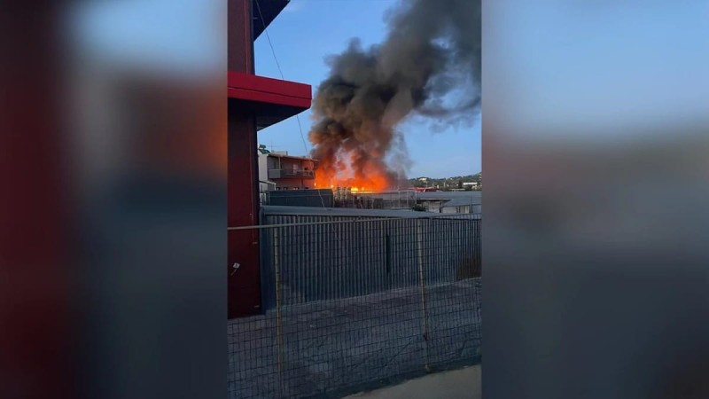 Μεγάλη φωτιά σε πάρκινγκ σκαφών στη Βάρη - Πολύ ισχυρή πυροσβεστική δύναμη στο σημείο (video)