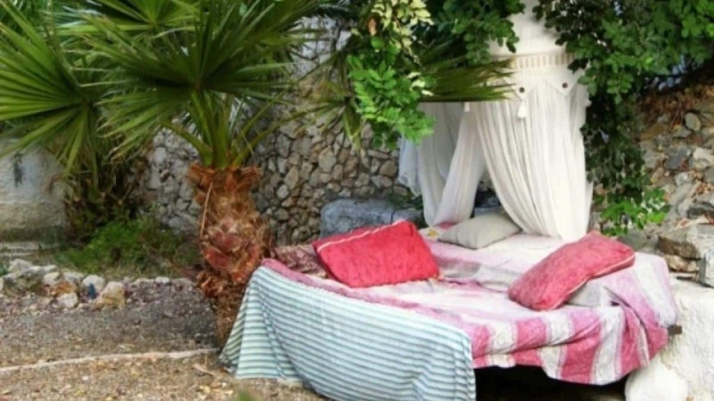 Κρήτη: Νοικιάζει κρεβάτι στον κήπο του με 50 ευρώ το βράδυ και οι τουρίστες στο Airbnb «κάνουν ουρές»