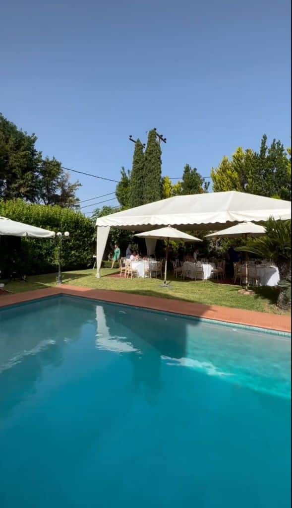 Ο ορισμός της χλιδής: Η σπιταρόνα της Δέσποινα Μοιραράκη, έχει πισίνα, καταπράσινο κήπο & πανάκριβα χαλιά στους τοίχους