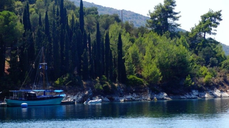 Η παραλία με τα καταπράσινα νερά και την υπέροχη θέα στο πιο μυθικό νησί της Ελλάδας