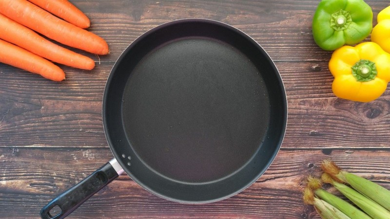 Κεραμικό τηγάνι «λαμπίκο»: Το κόλπο με τη μαγειρική σόδα και άλλα δύο υλικά