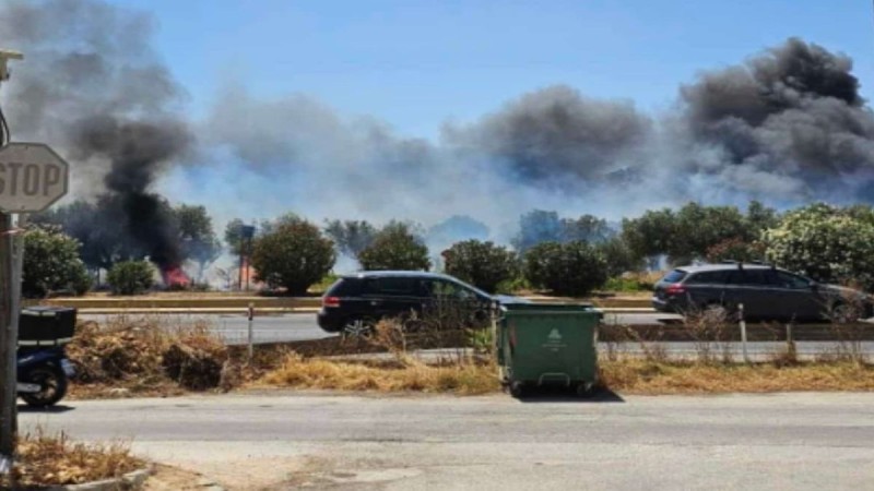 Φωτιά σε Καλύβια και Μαρκόπουλο - Κινητοποίηση ισχυρών δυνάμεων της Πυροσβεστικής