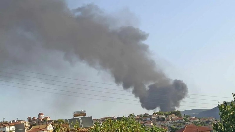 Συναγερμός στο Αγρίνιο: Φωτιά σε εργοστάσιο πίσσας - Ένας νεκρός