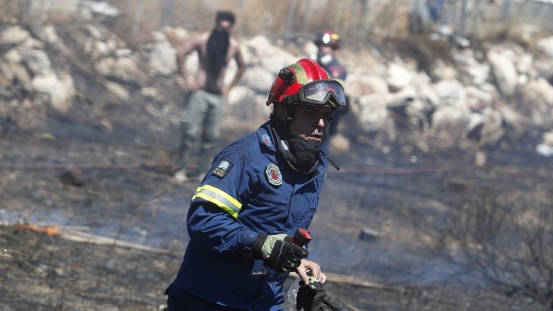 Φωτιά ξέσπασε στα Καλύβια - Στο σημείο πυροσβεστικές δυνάμεις
