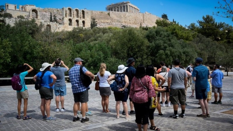 «Κανόνι» από την FTI: Στην Ελλάδα βρίσκονται αυτή τη στιγμή 7.500 τουρίστες - Χρέη €1,8 εκατ. σε 300 ξενοδοχεία