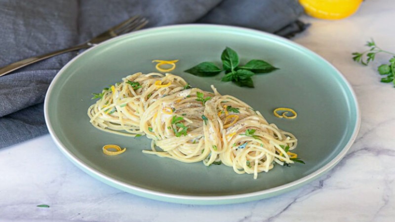 Τα πιο νόστιμα καλοκαρινά μακαρόνια με λεμόνι, σκόρδο και παρμεζάνα: Η απόλαυση στο πιάτο σου