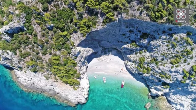 Μοιάζει με νησί, 1.5 ώρα από την Αθήνα: Η άγνωστη παραλία με τα καταπράσινα νερά, ιδανική για μονοήμερες αποδράσεις