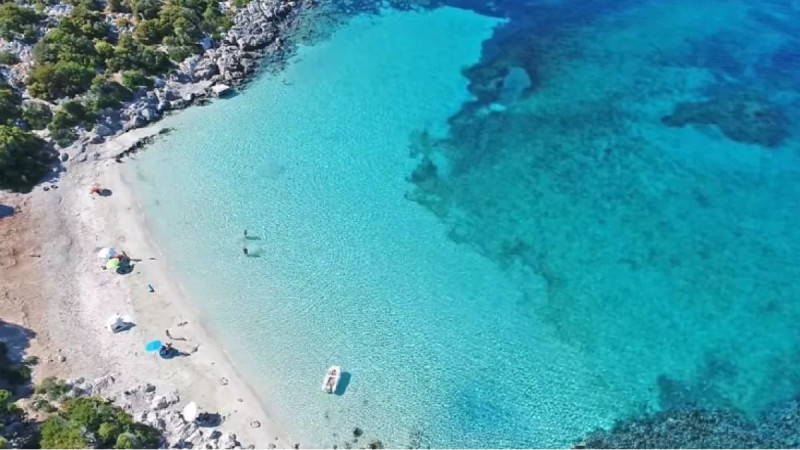 Ποια εξωτικά νησιά και παραλίες; Αυτός ο ελληνικός προορισμός έχει 1 μόνο παραλία που θα σε ταξιδέψει - Το ψάχνουν όλοι