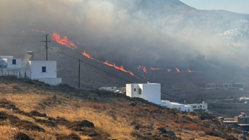 Φωτιά στη Σέριφο: Μήνυμα από το 112 στους κατοίκους δύο περιοχών - Εκκενώθηκε οικισμός