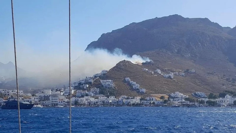 Ανεξέλεγκτη η πυρκαγιά στη Σέριφο: Μπαράζ μηνυμάτων από το 112 στους κατοίκους - Εκκενώνονται άλλοι 2 οικισμοί