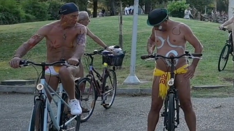 Γέμισε γυμνούς ποδηλάτες η Θεσσαλονίκη - Τι διεκδικούν με την κίνησή τους; (video-photos)