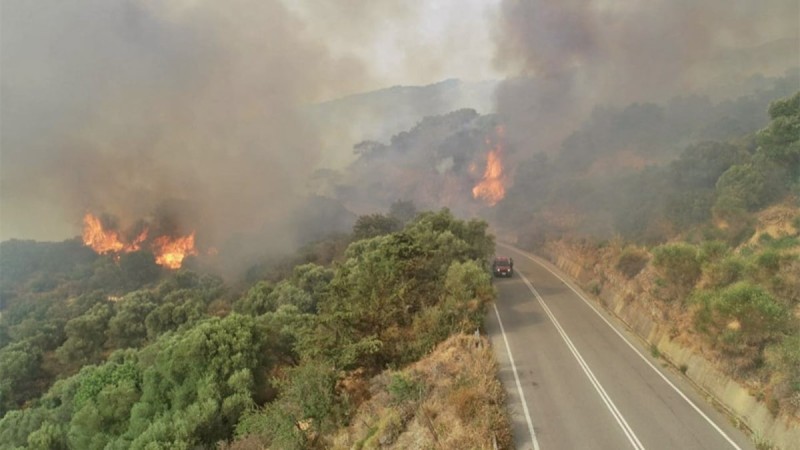 Πυρκαγιές: Δύσκολη η κατάσταση στη Χίο, «μαζεύεται» το μέτωπο στην Κω, ξανά 112 στο Ηράκλειο - Τραυματίστηκαν 5 πυροσβέστες