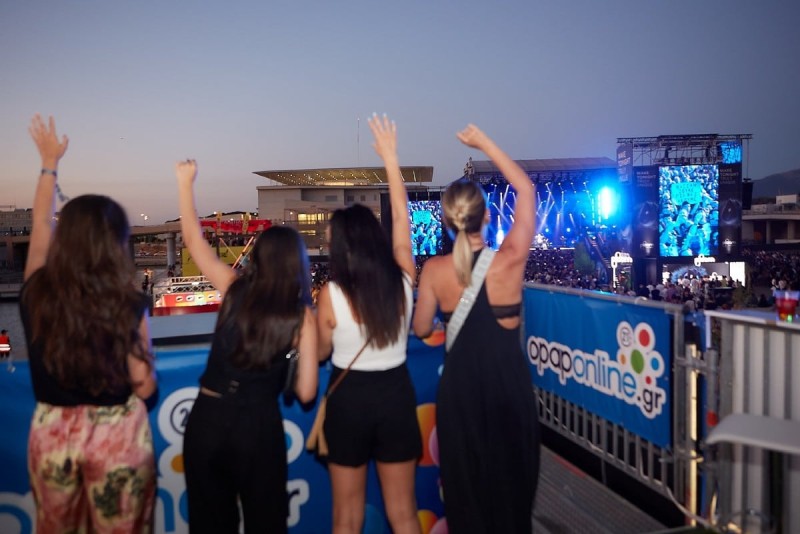 Ο ξέφρενος χορός στη συναυλία του Βασίλη Παπακωνσταντίνου στο VIP μπαλκόνι