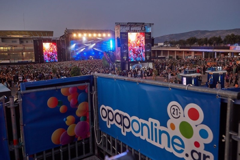 Το VIP μπαλκόνι του opaponline.gr στυ συναυλία του Βασίλη Παπακωνσταντίνου
