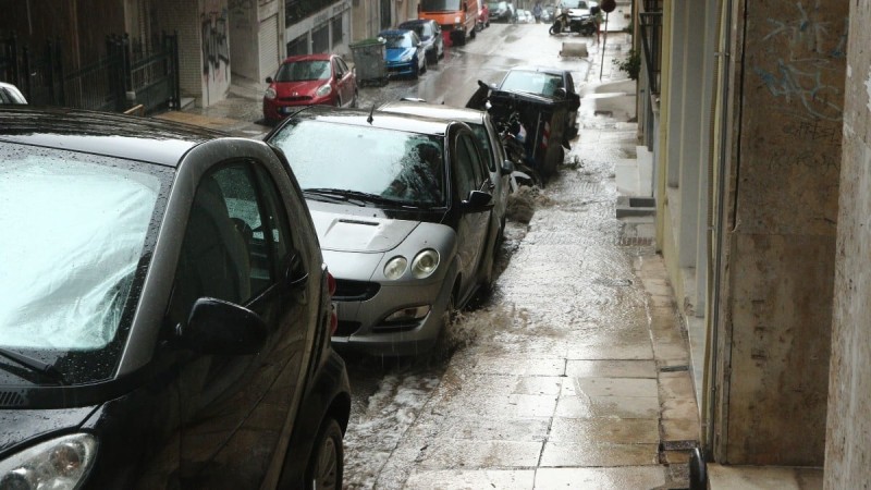 Πού να έρθει και χειρότερη κακοκαιρία: Στο έλεος της βροχής η Αττική - Πλημμύρες, καθίζηση σε δρόμους, ξεριζωμένα δέντρα σε σχολεία και κίνηση