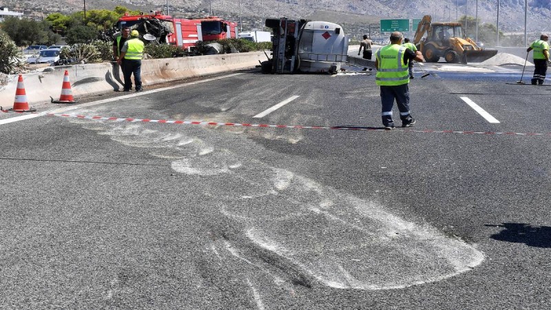 Τρόμος στη Λεωφόρο Σχιστού: Τούμπαρε βυτιοφόρο - Συναγερμός για διαρροή υγραερίου