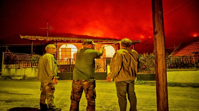 Εφιάλτης στην Κορινθία: Νεκροί δυο εθελοντές στην Άνω Πιτσά - 30 χλμ το μέτωπο της φωτιάς, κάηκαν σπίτια (video)