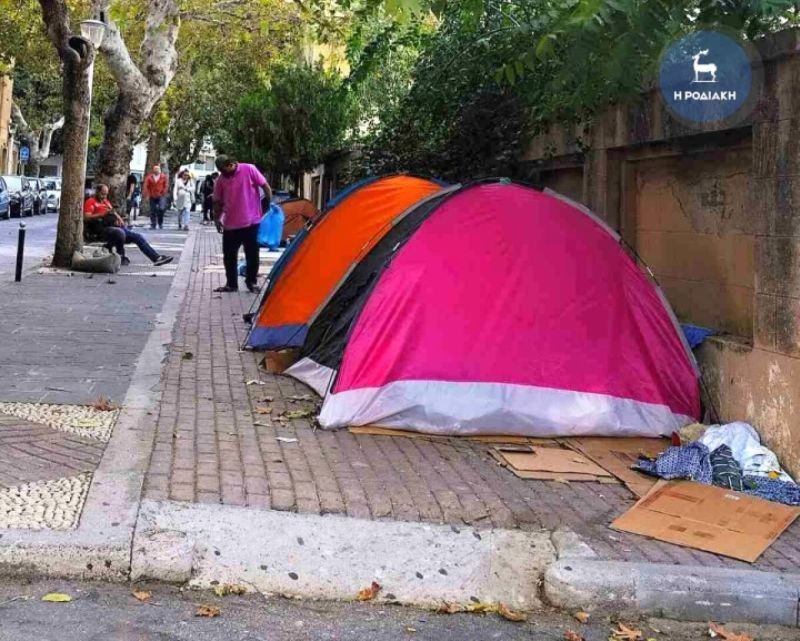 Χαμός στην Ρόδο: Κόλαση με εκατοντάδες μετανάστες στους δρόμους του νησιού - Ανεπαρκής ο καταυλισμός στο λιμάνι